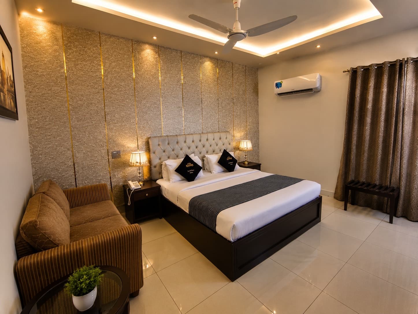 Royal Mark Hotel — the Superior Master Bed room
